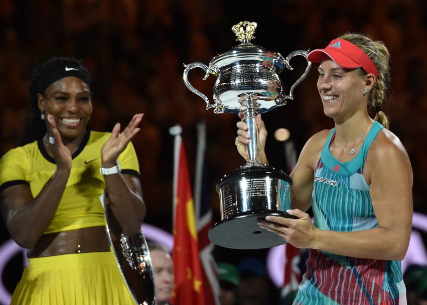 La Kerber con il trofeo appena conquistato. Serena applaude e sorride (Afp)
